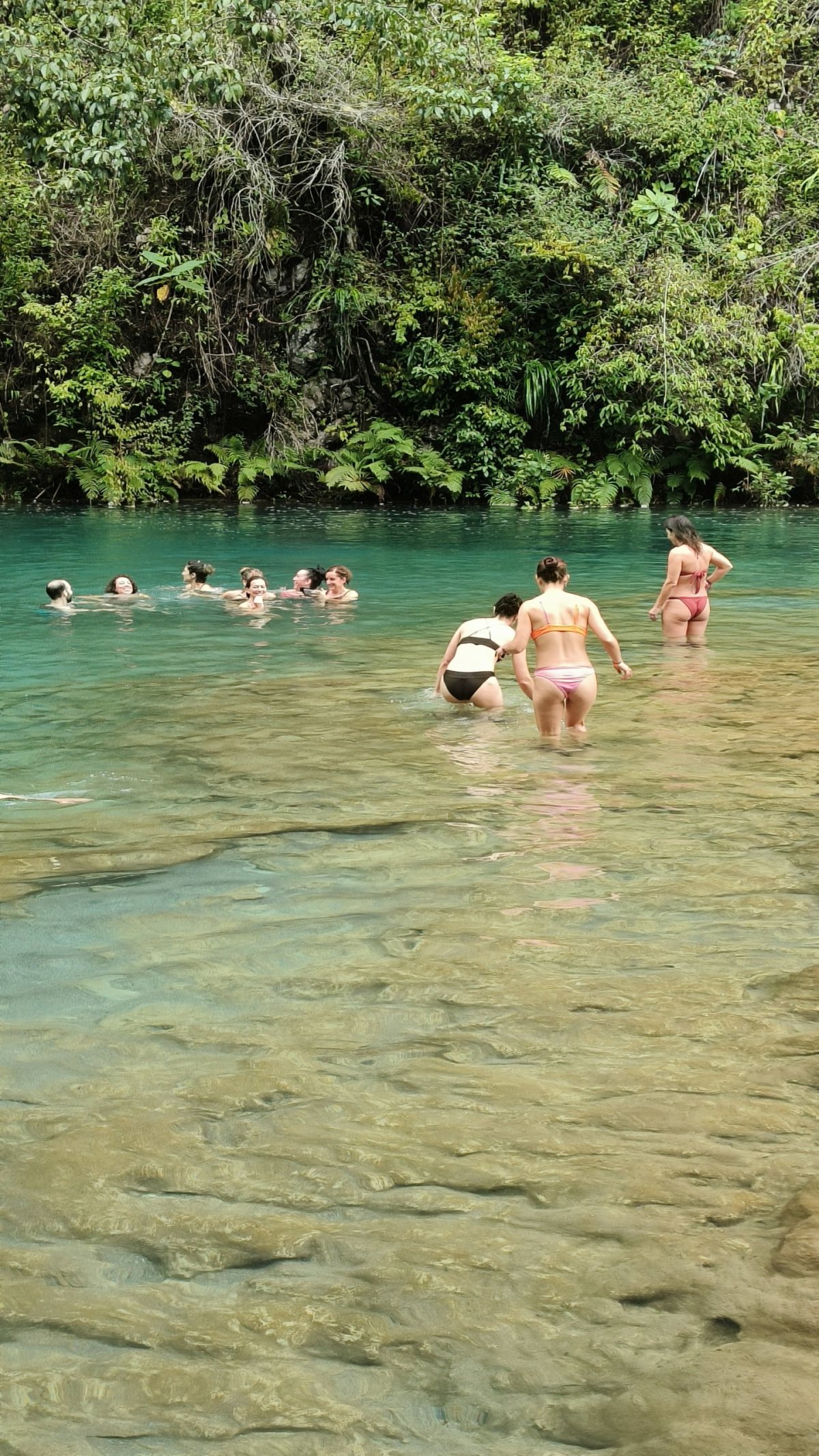 Lidi se oddávali koupacím hrátkám