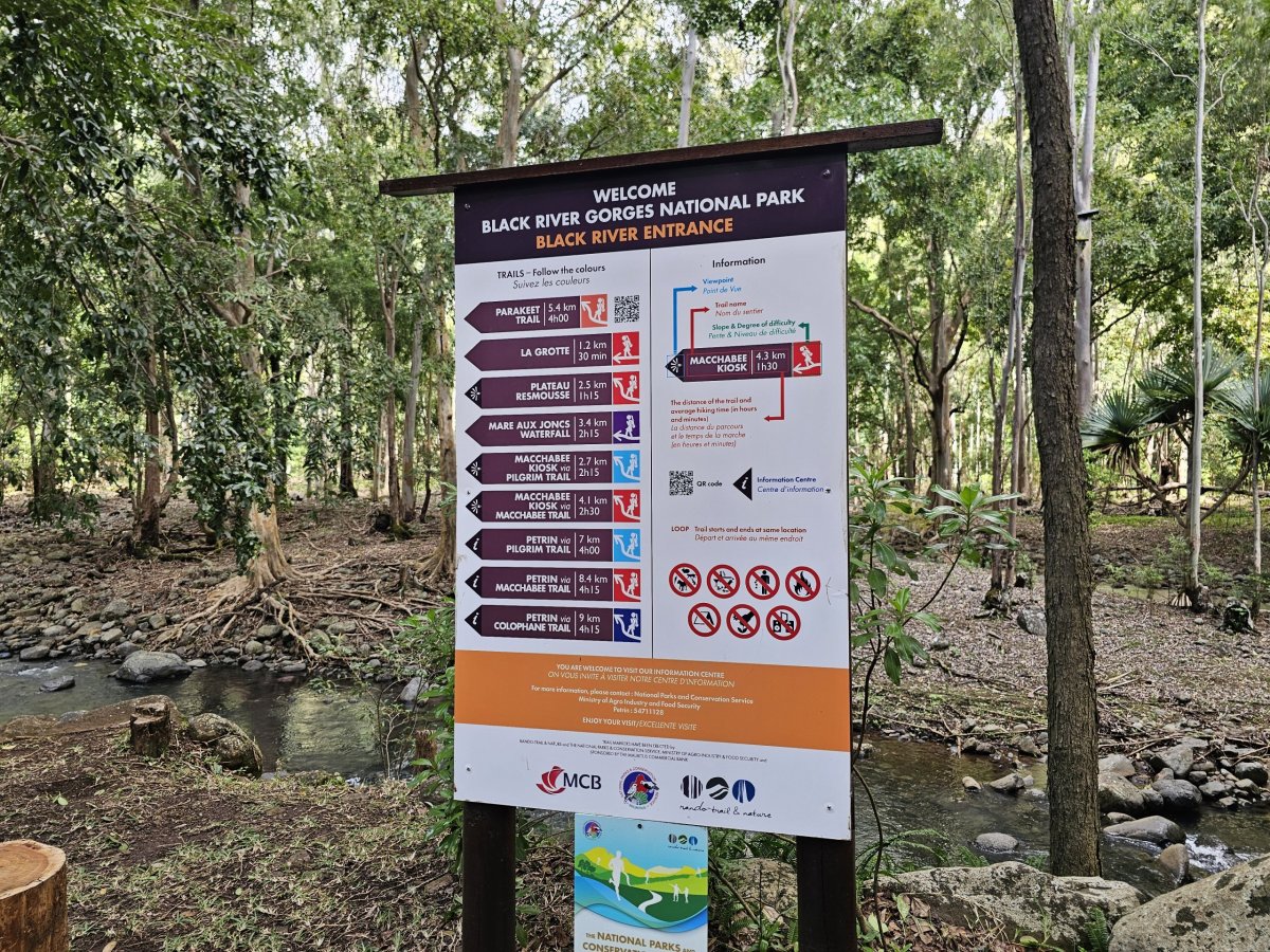 Značení turistických cest v Black River Gorges NP