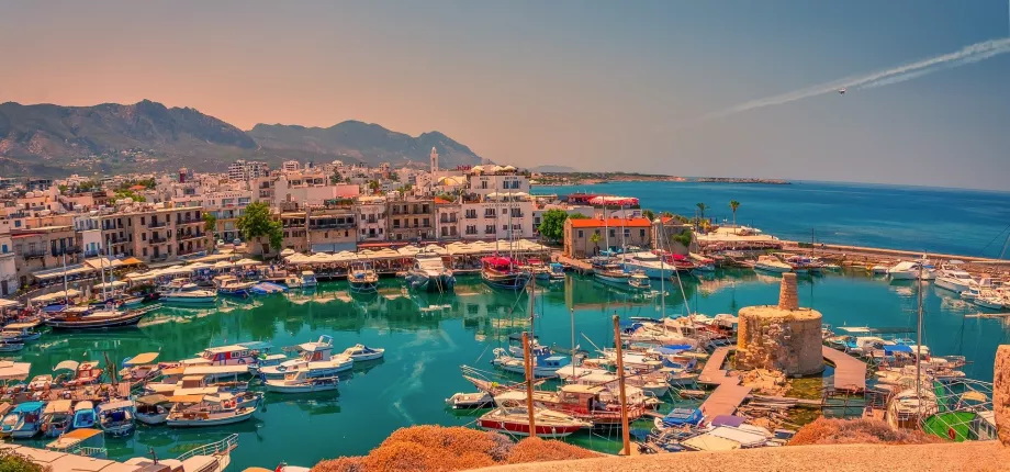 Výhled z hradeb na centrum Girne