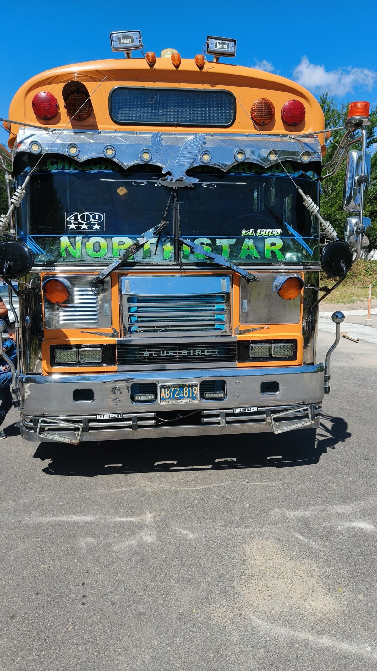 Slepičí autobus na hraničním přechodě už na salvadorské straně
