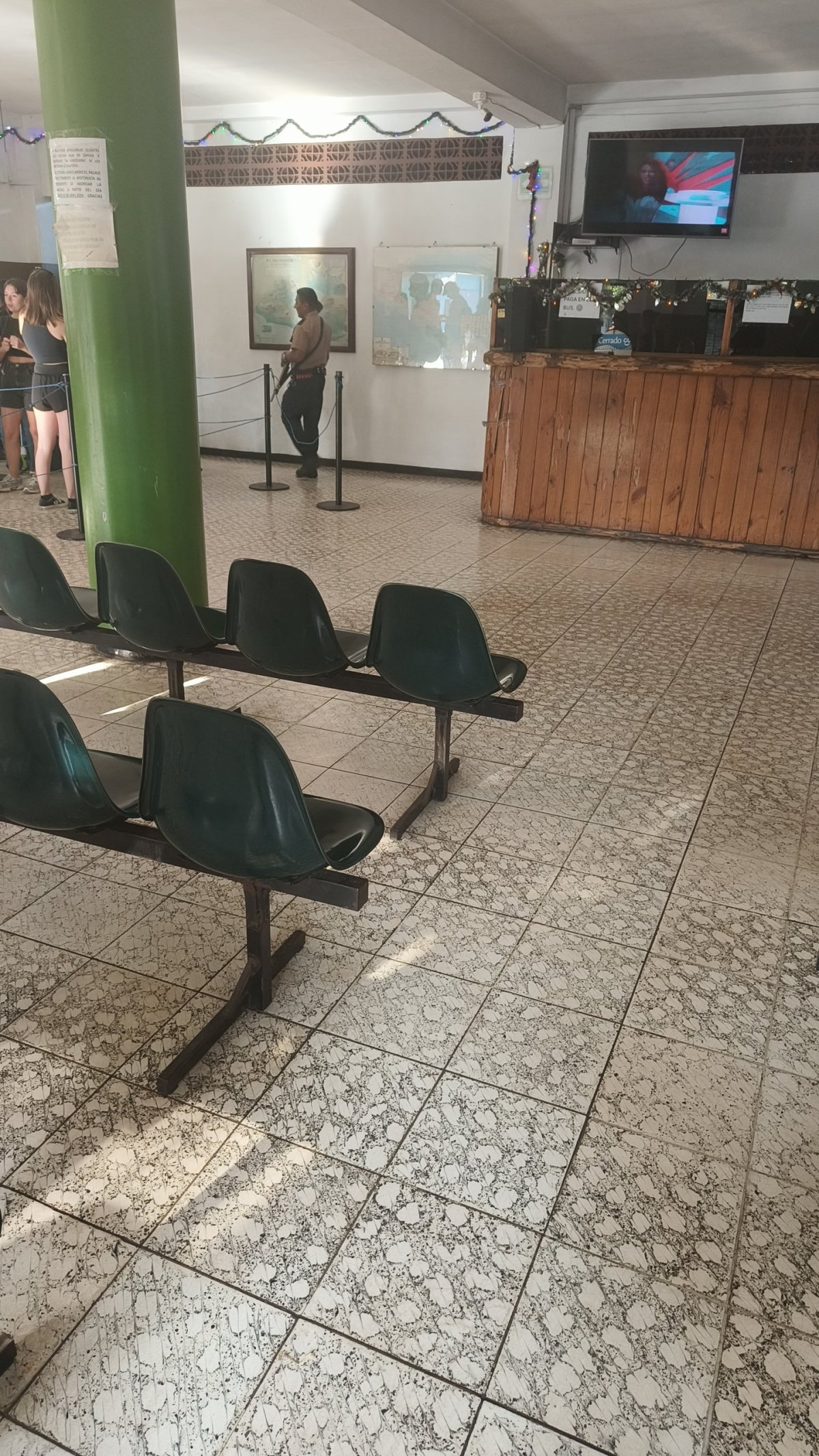 Na autobusovém nádraží, prostor hlídá strážný s brokovnicou