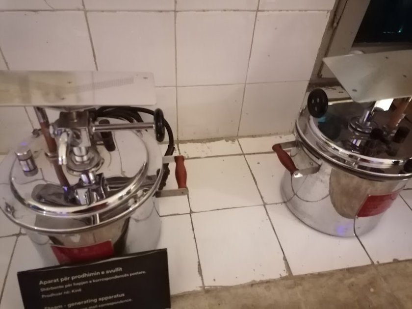 Tirana - rozlepování dopisů