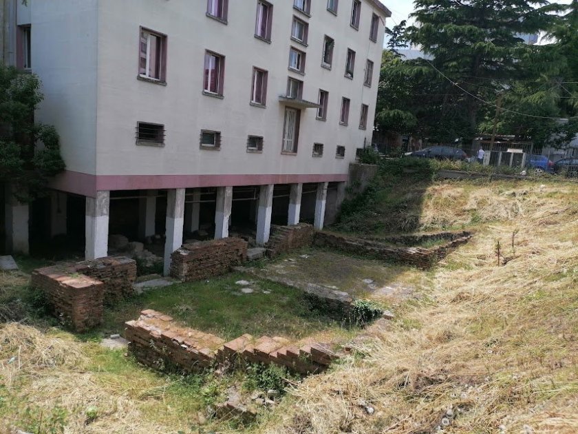 Drač zbytky lázní 