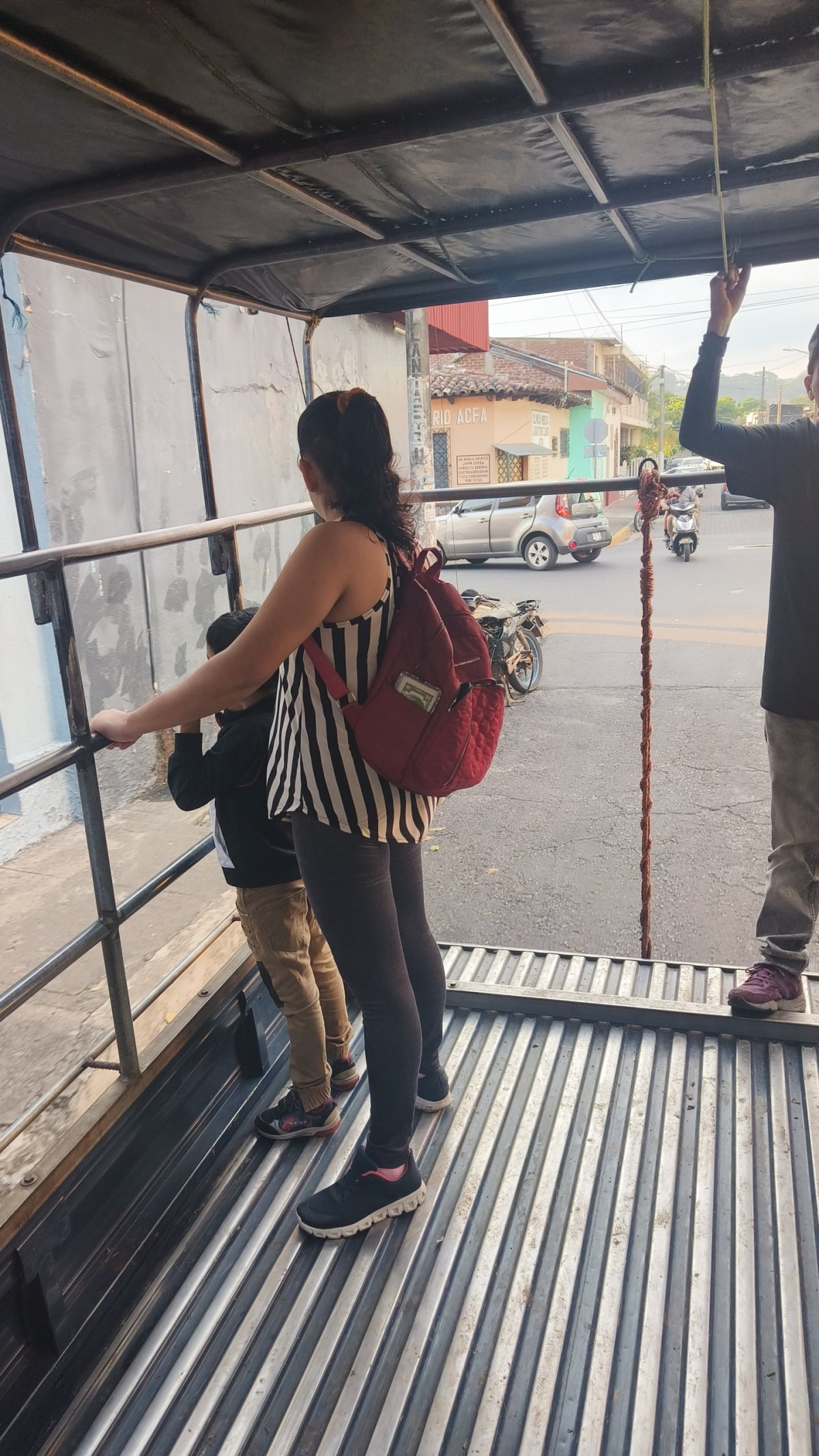 Takhle se přepravují vesničané, na korbě náklaďáku