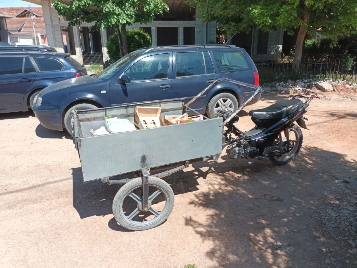 tříkolka blízko jezera 