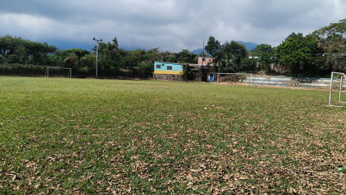 Fotbalové hřiště u Salcotitanu