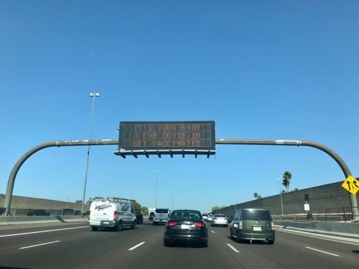 Informační tabule na silnici 60 ve Phoenixu
