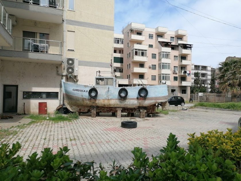 Drač paneláky a loď