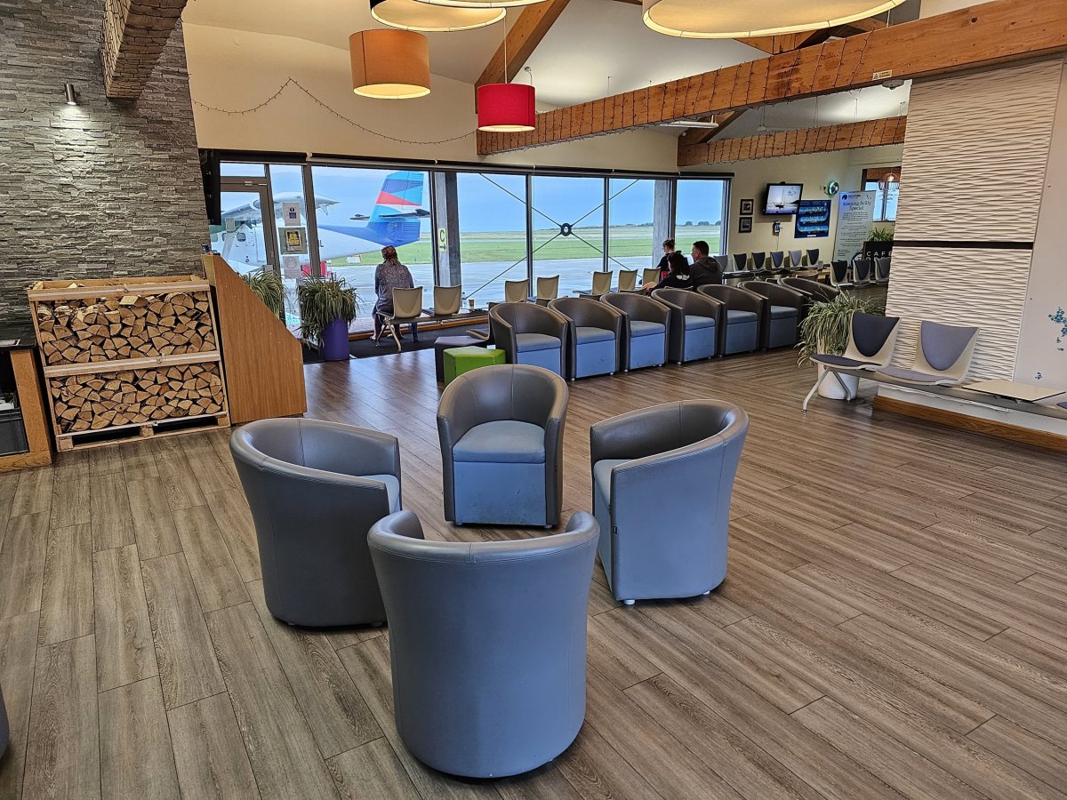 Odletová hala, letiště LEQ