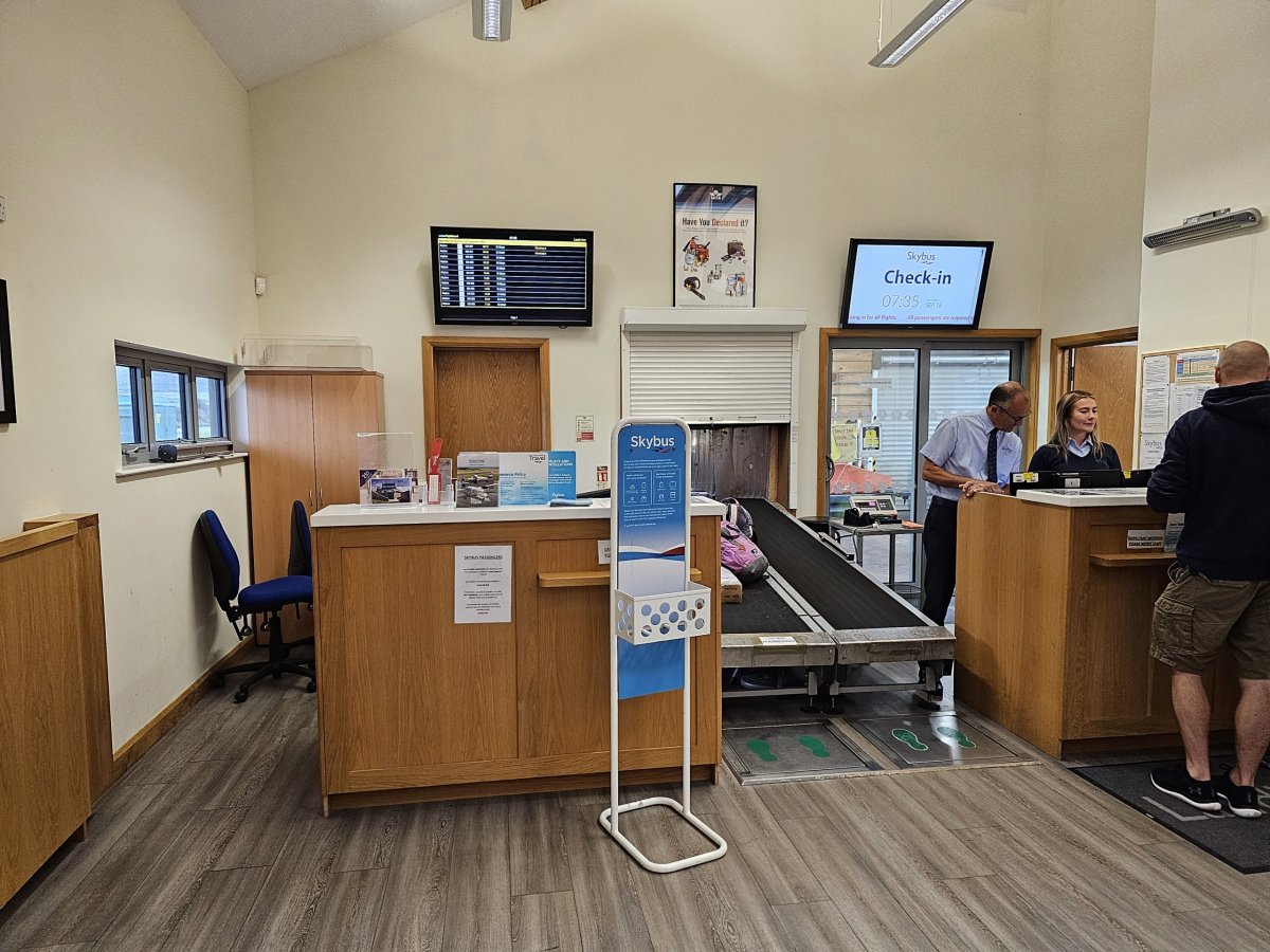 Check-in hala, letiště LEQ