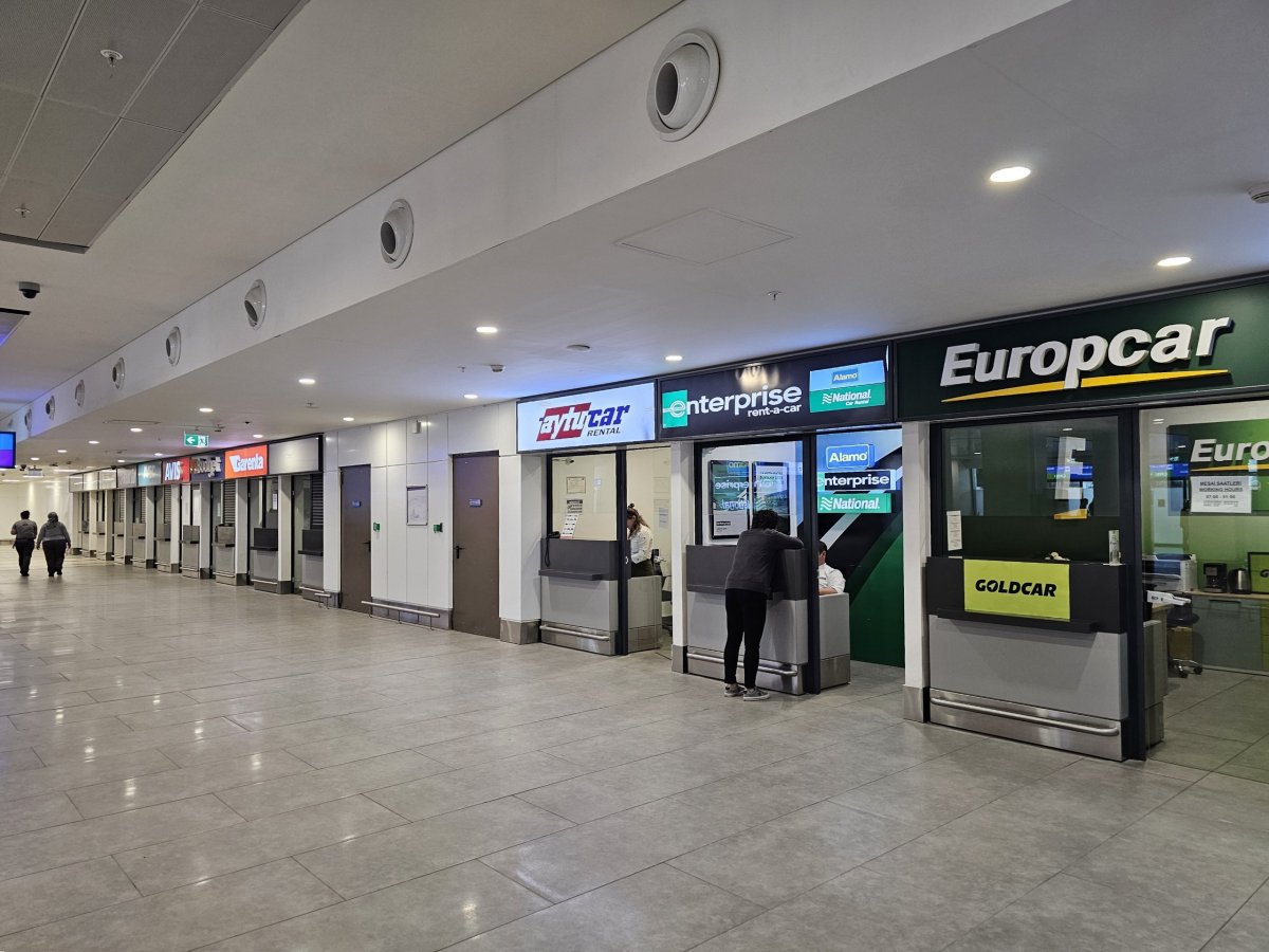 Přepážky autopůjčoven v terminálu 2