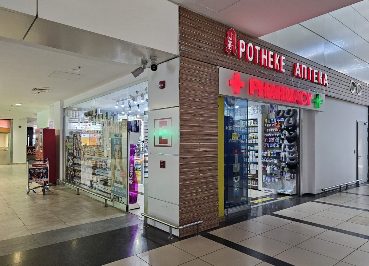 Lékárna, veřejná část, terminál 2