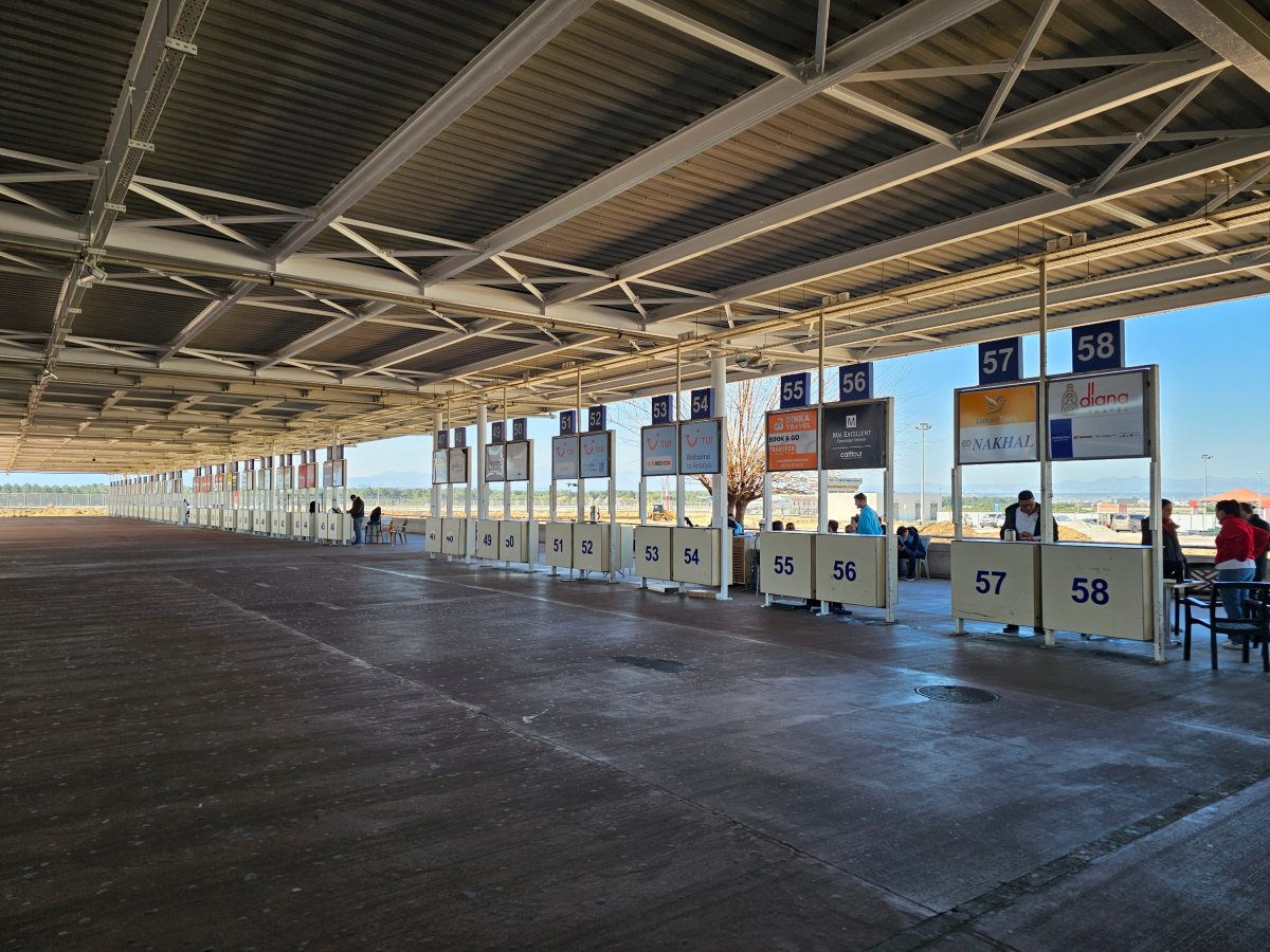 Stanoviště touroperátorů před terminálem 2