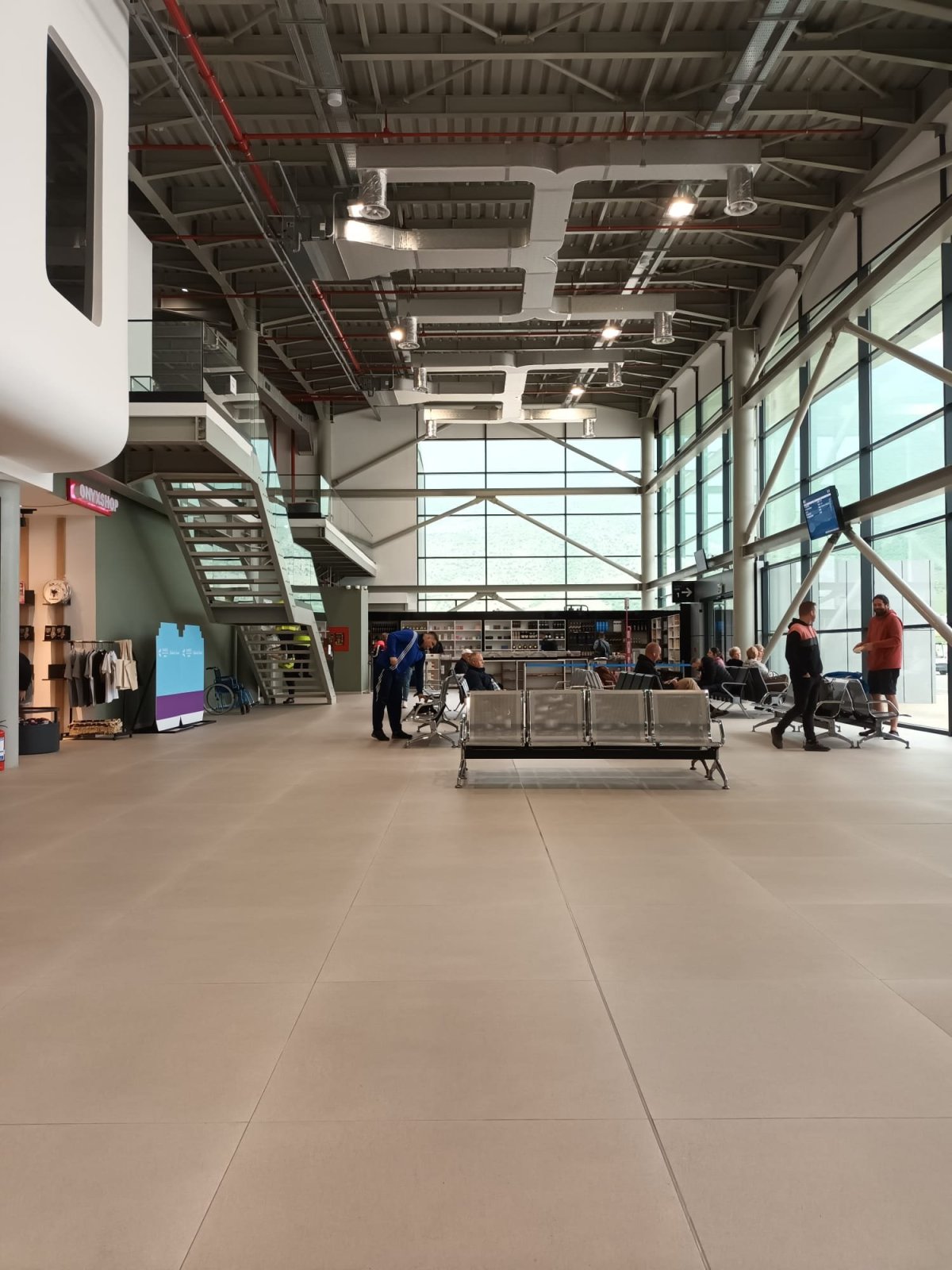 odletová hala v Kukës