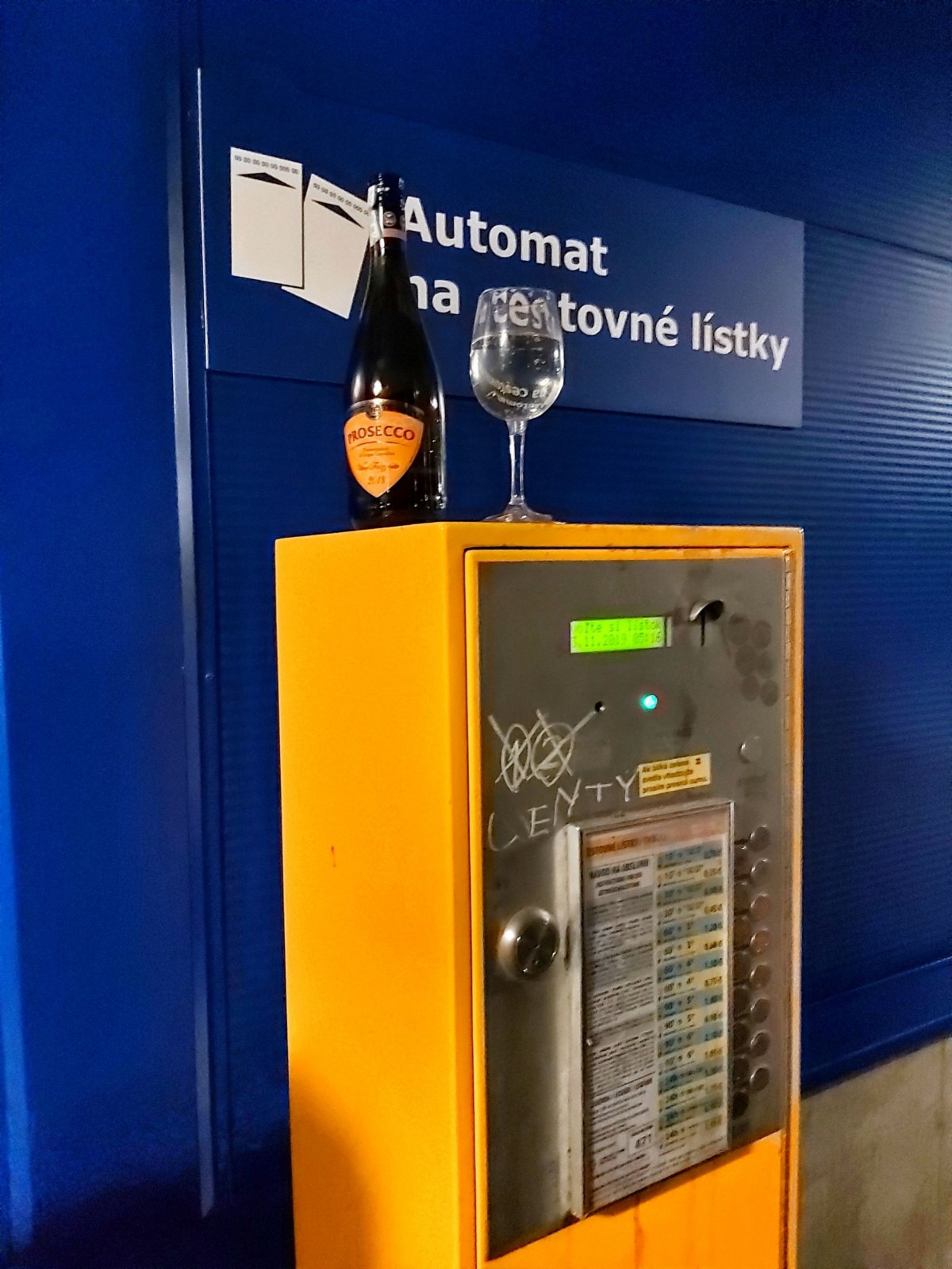 automat na jízdenky před vchodem Ikea
