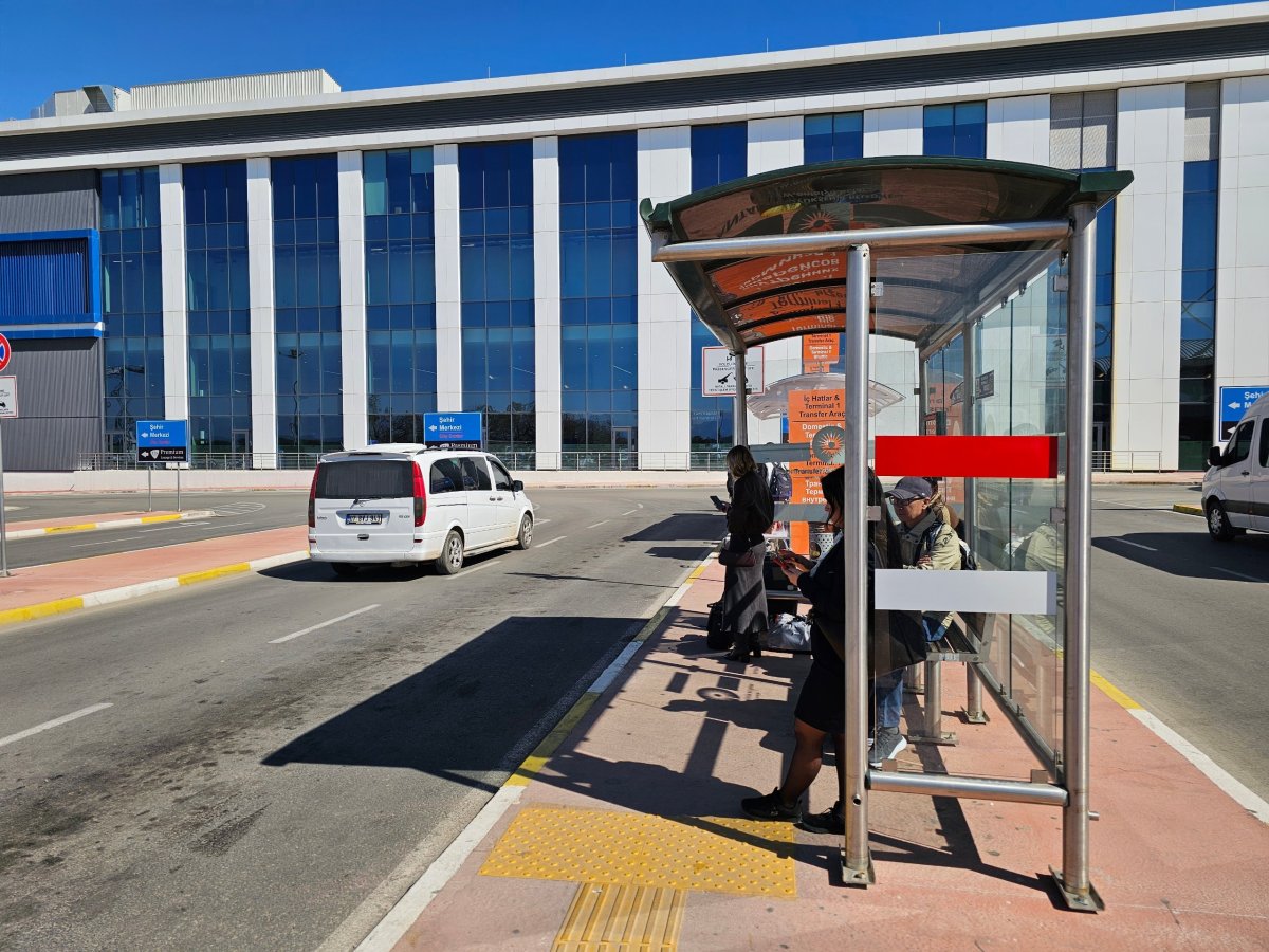 Zastávka městského autobusu před terminálem 2