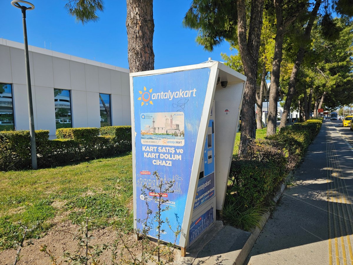 Automat AntalyaKart těsně před terminálem 1