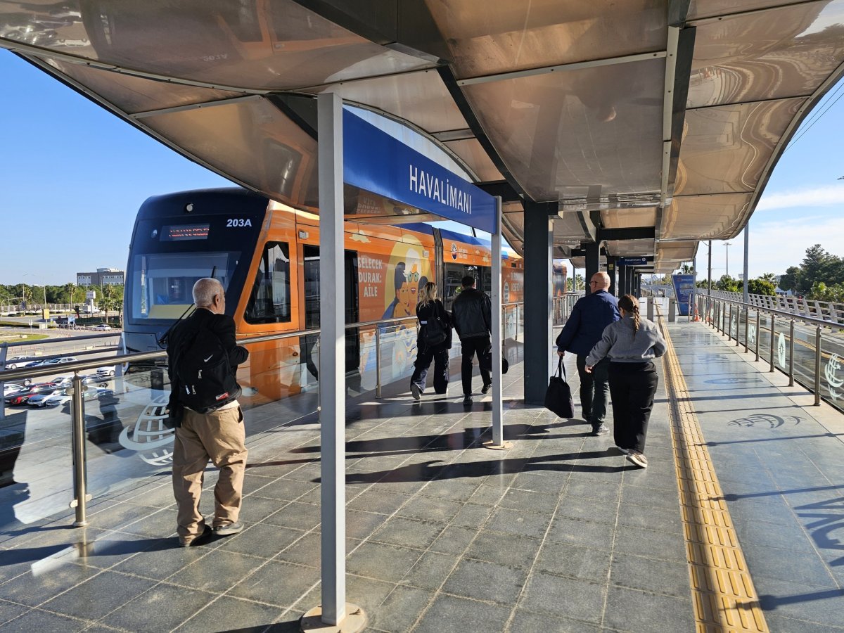 Zastávka tramvaje před terminálem 1