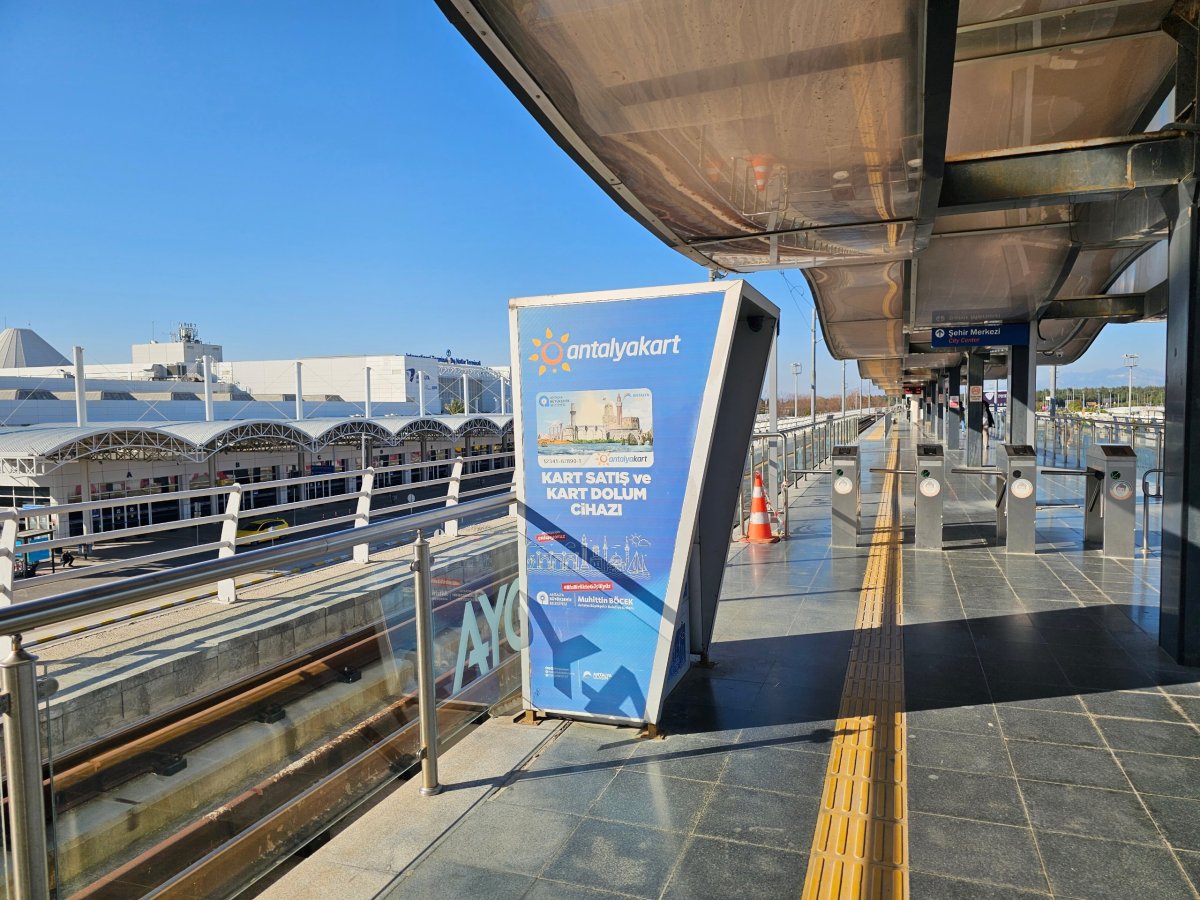 Automat na jízdenky na tramvajové zastávce