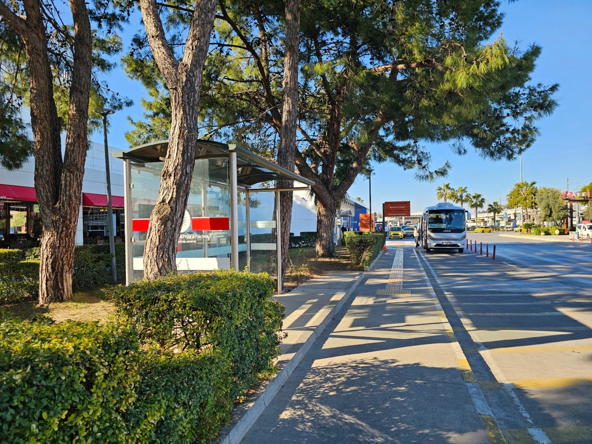 Zastávka městského autobusu před terminálem 1