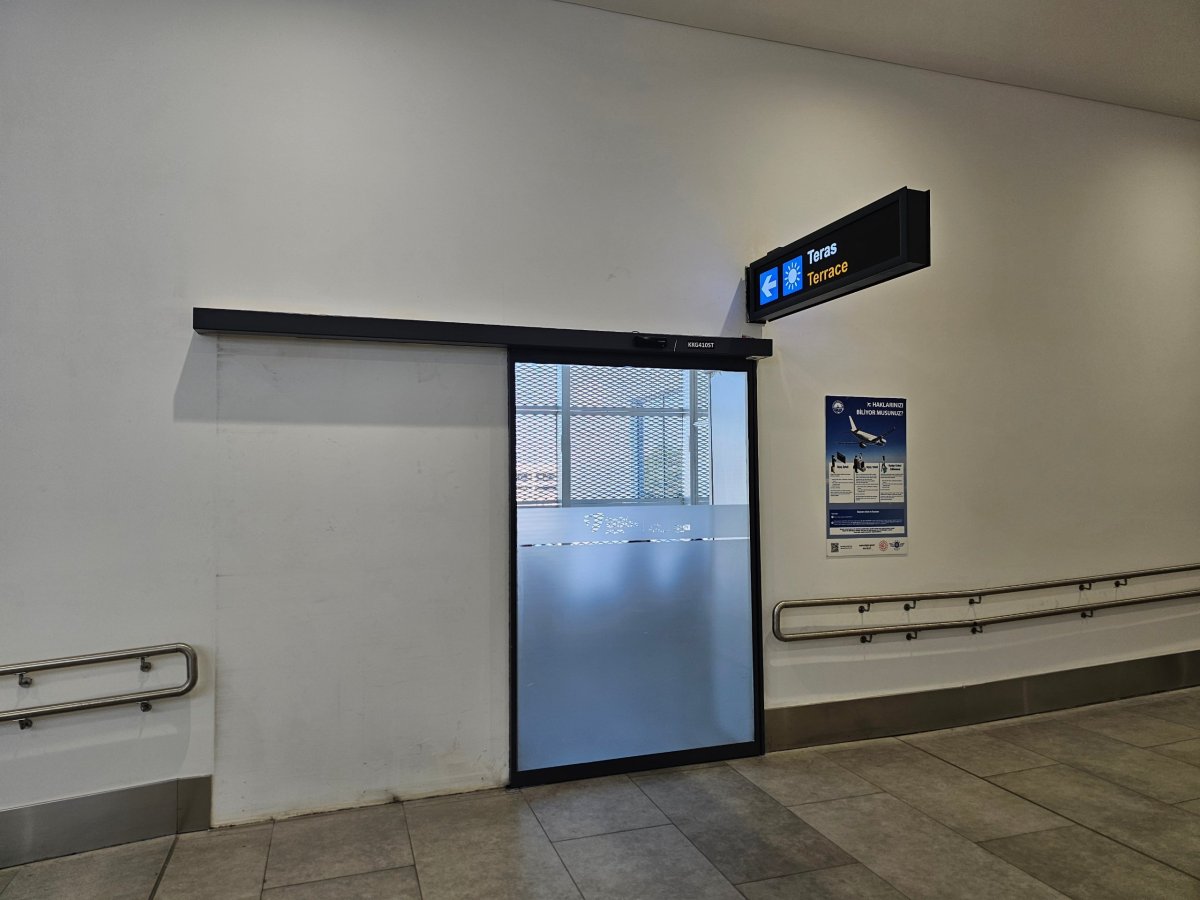 Kuřácká terasa po bezpečnostní kontrole