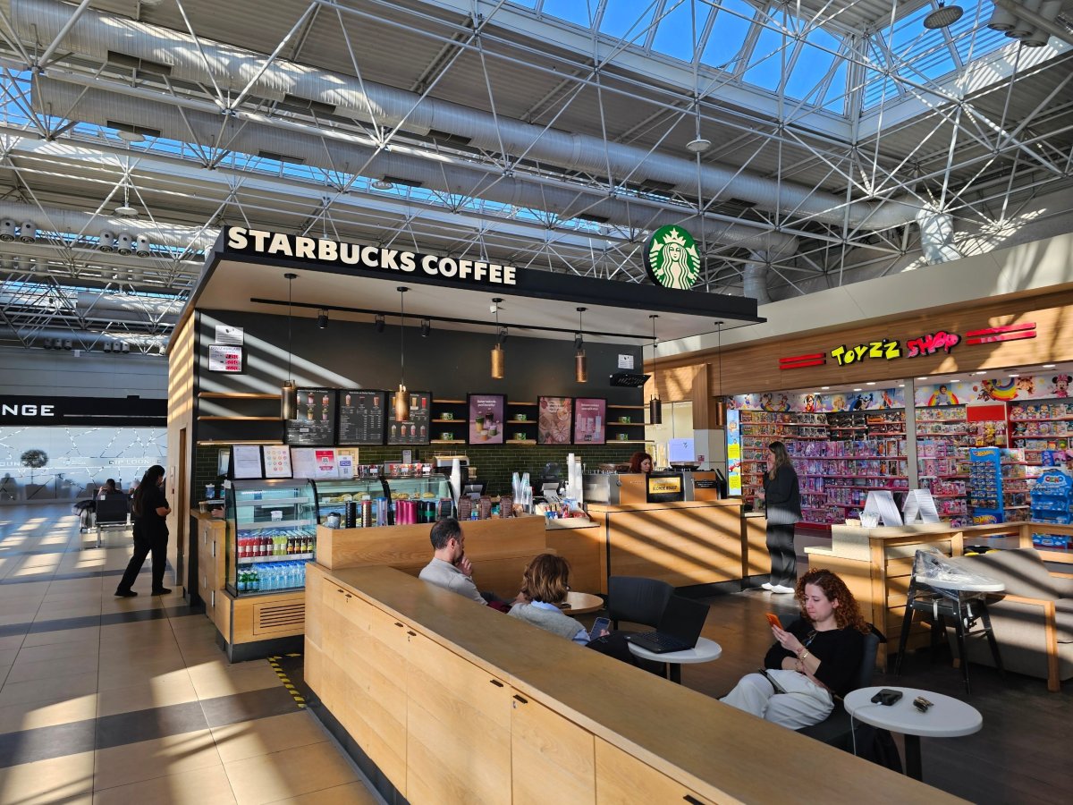 Starbucks, terminál 1, vnitrostátní tranzitní část