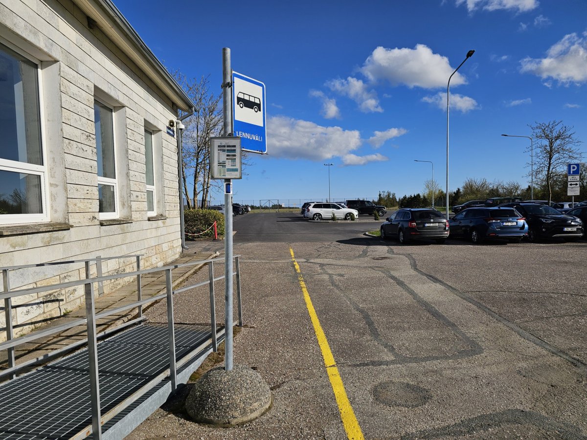 Zastávka autobusu před terminálem