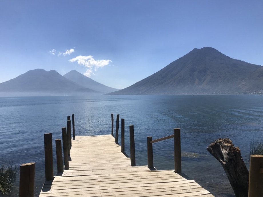 Klasický pohled na jezero Atitlán
