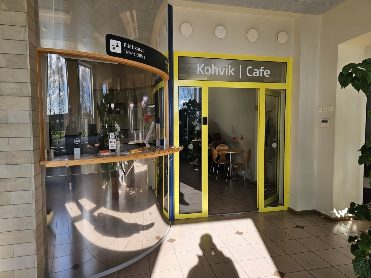 Kavárna ve veřejné části terminálu