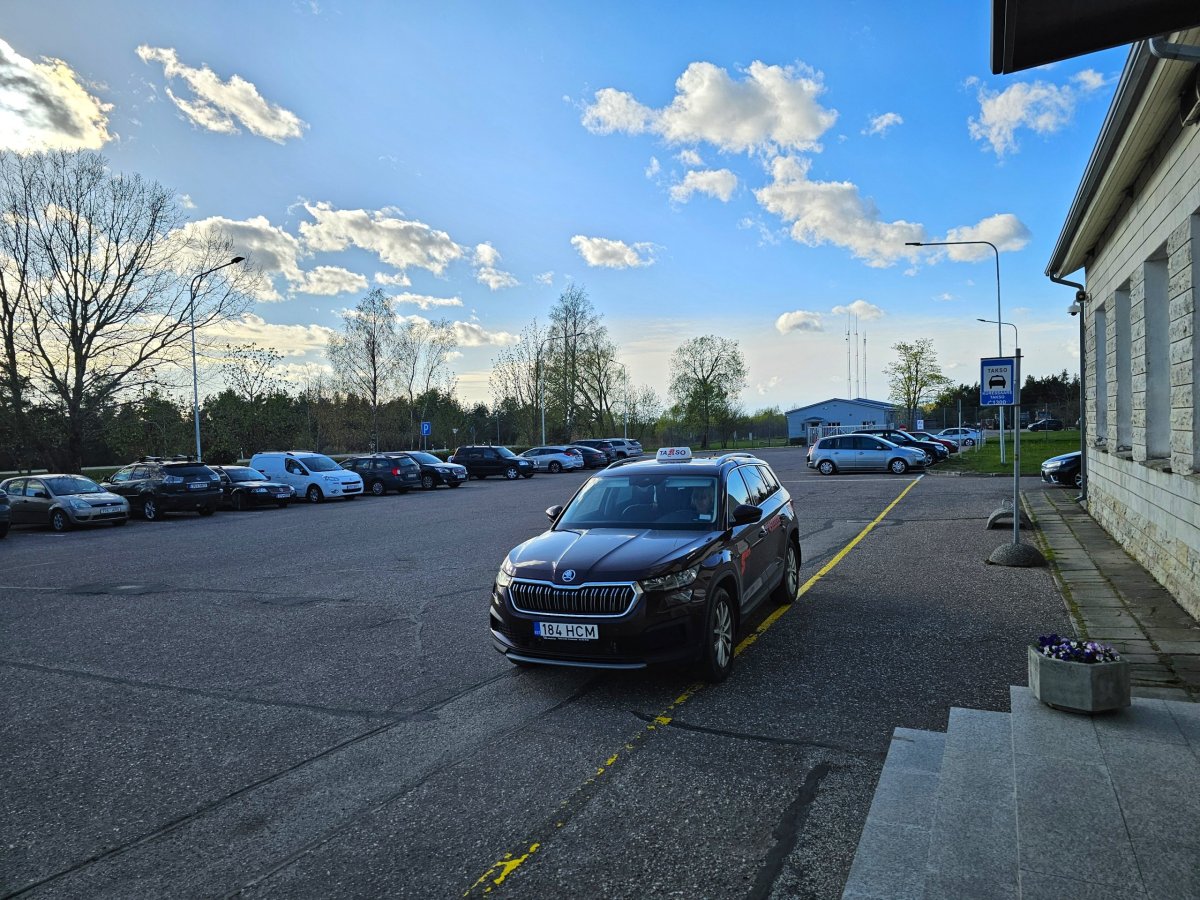 Taxi před terminálem