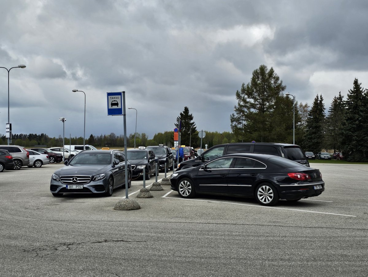 Stanoviště taxi před terminálem