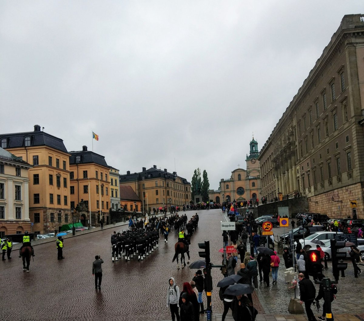 střídání stráží u královského paláce je ve 12 hodin