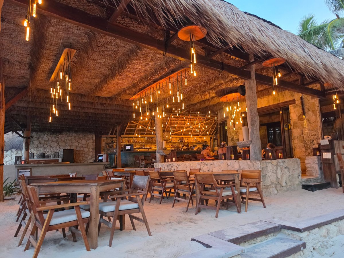 Restaurace podél hlavní ulice