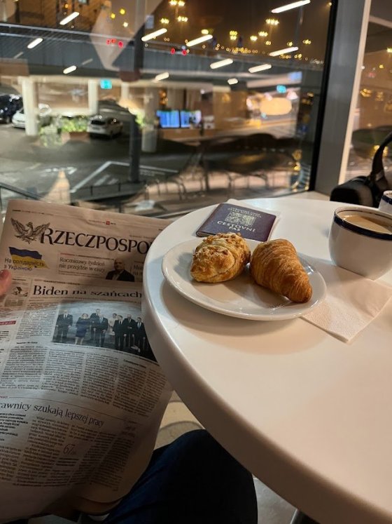 Snack v business salónku ve Varšavě.