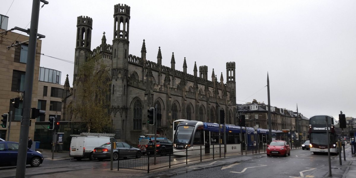 Kostel "St Paul's & St George's Church" + Tramvaj směřující na letiště