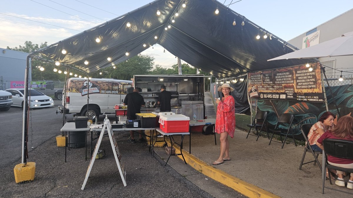 Místní stánek s jídlem