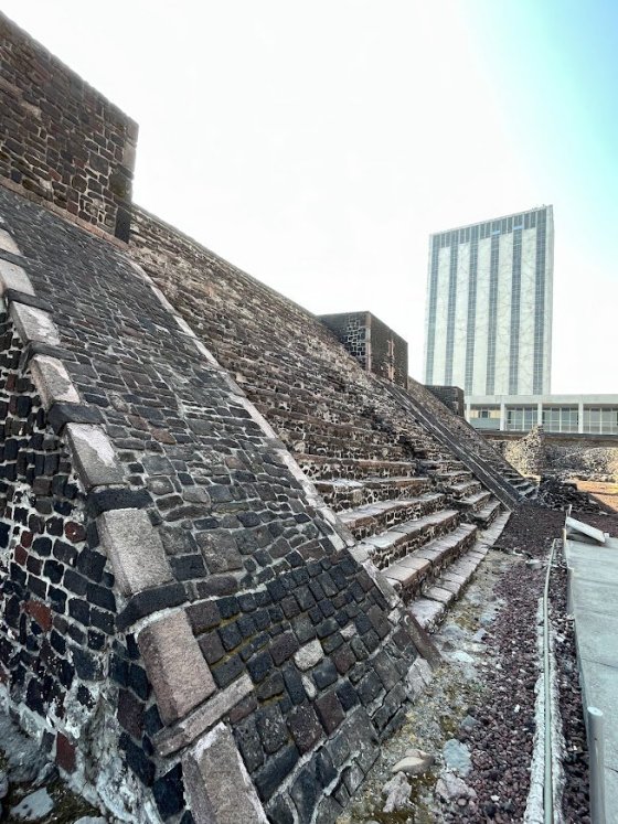 Plaza de las tres culturas v centru megapole.
