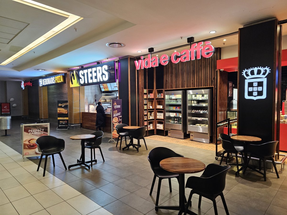 Kavárny v příletové hale, veřejná část