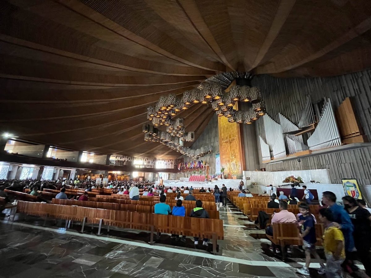 Interiér moderní baziliky.