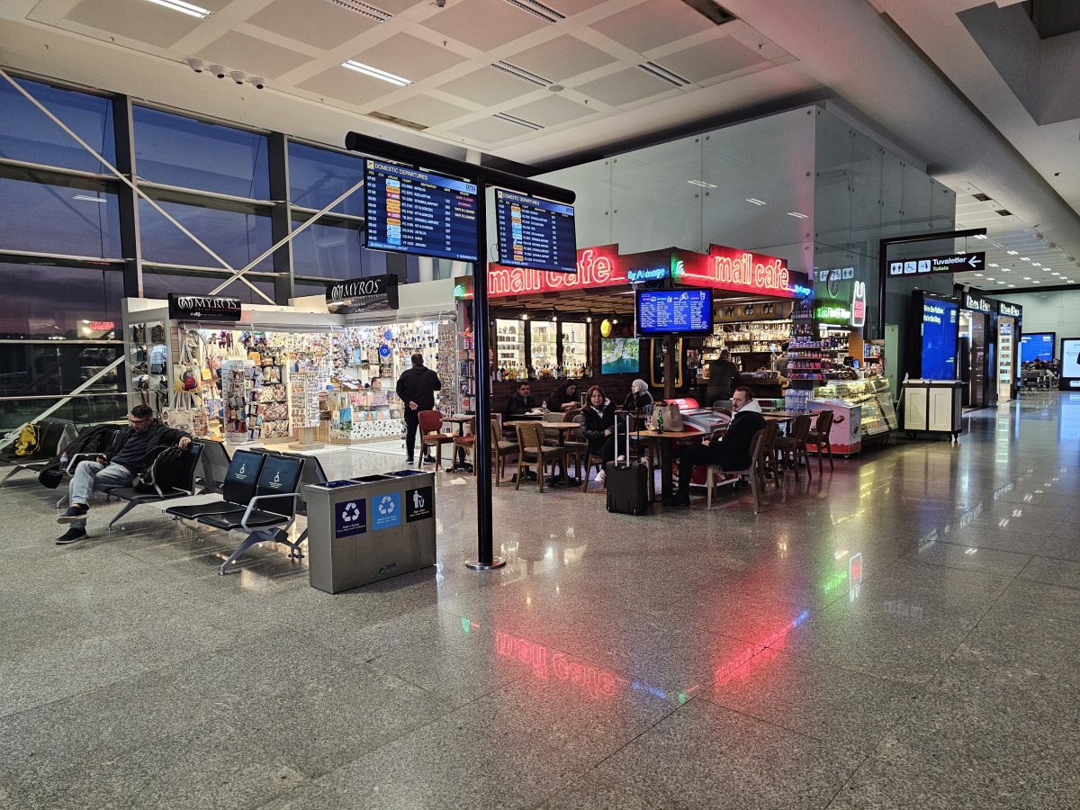 Malé obchody v tranzitní části, vnitrostátní terminál