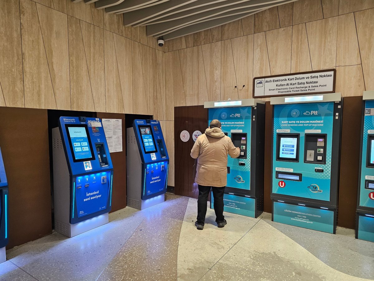 Modré automaty vlevo – Istanbulkart; modré automaty vpravo – PTT card