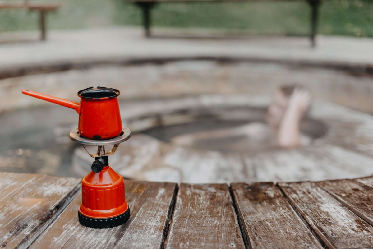 Donáška ranního kafe v džezvě k bazénku.