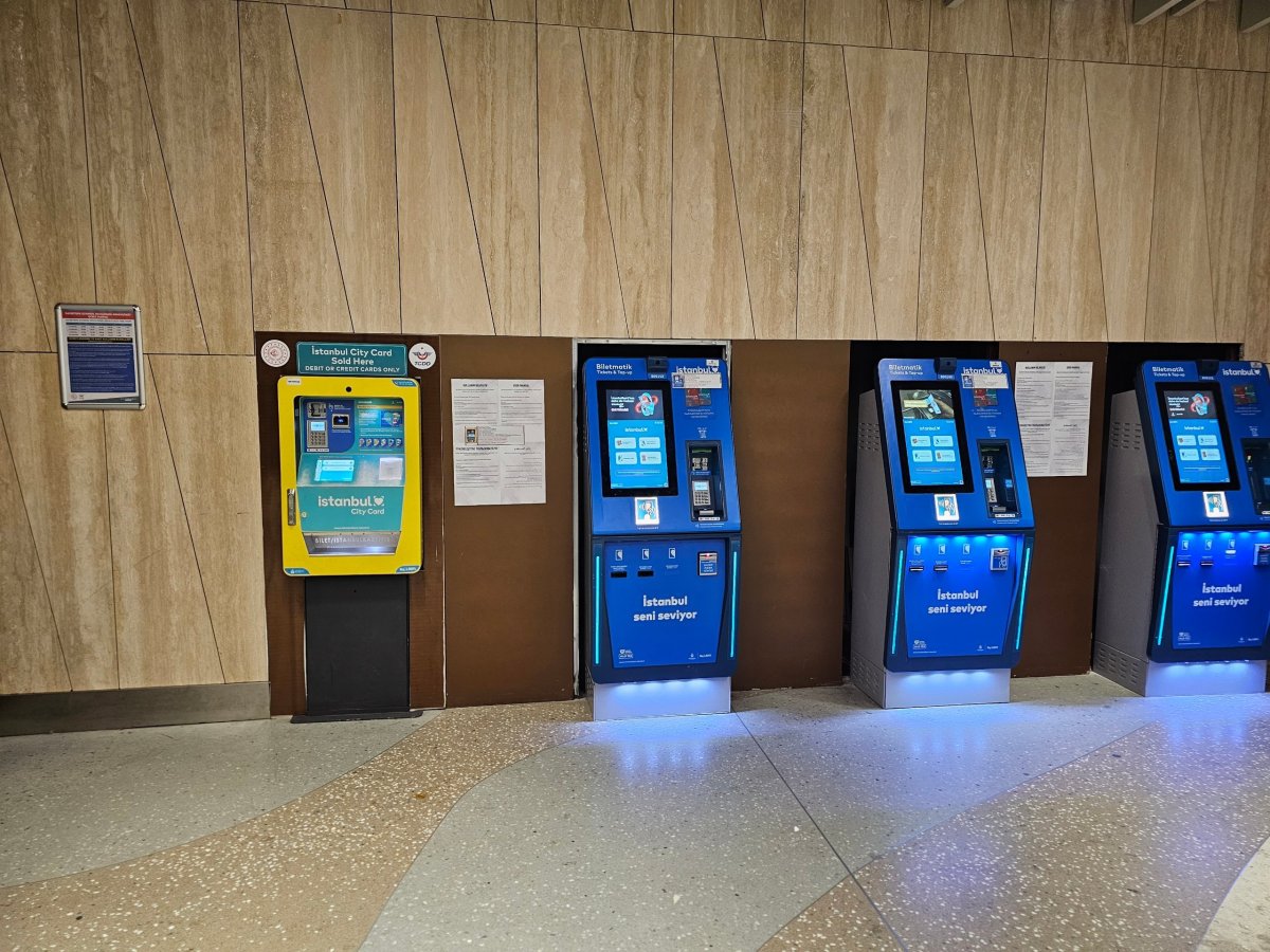 Modré automaty – Istanbulkart, žluto-tyrkysový pro Istanbul City Card