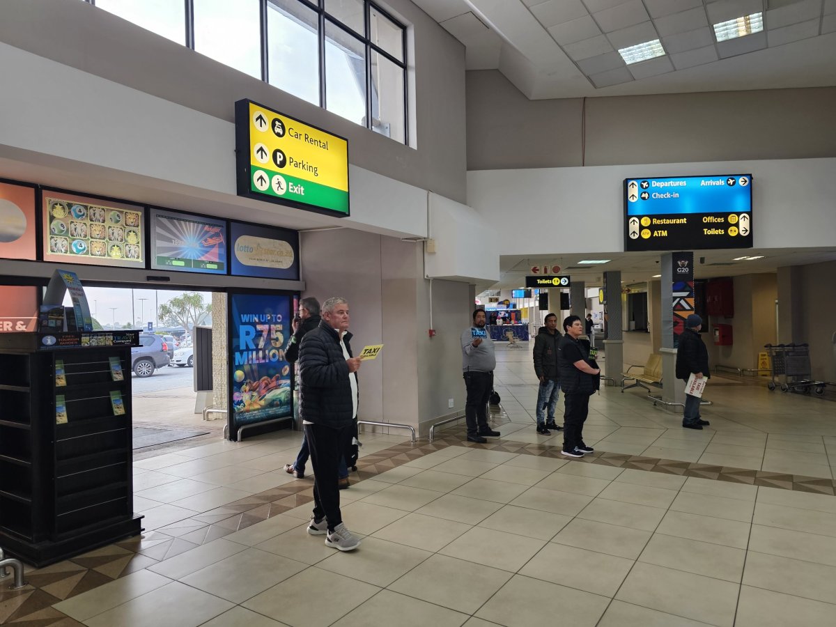 Taxikáři v příletové hale