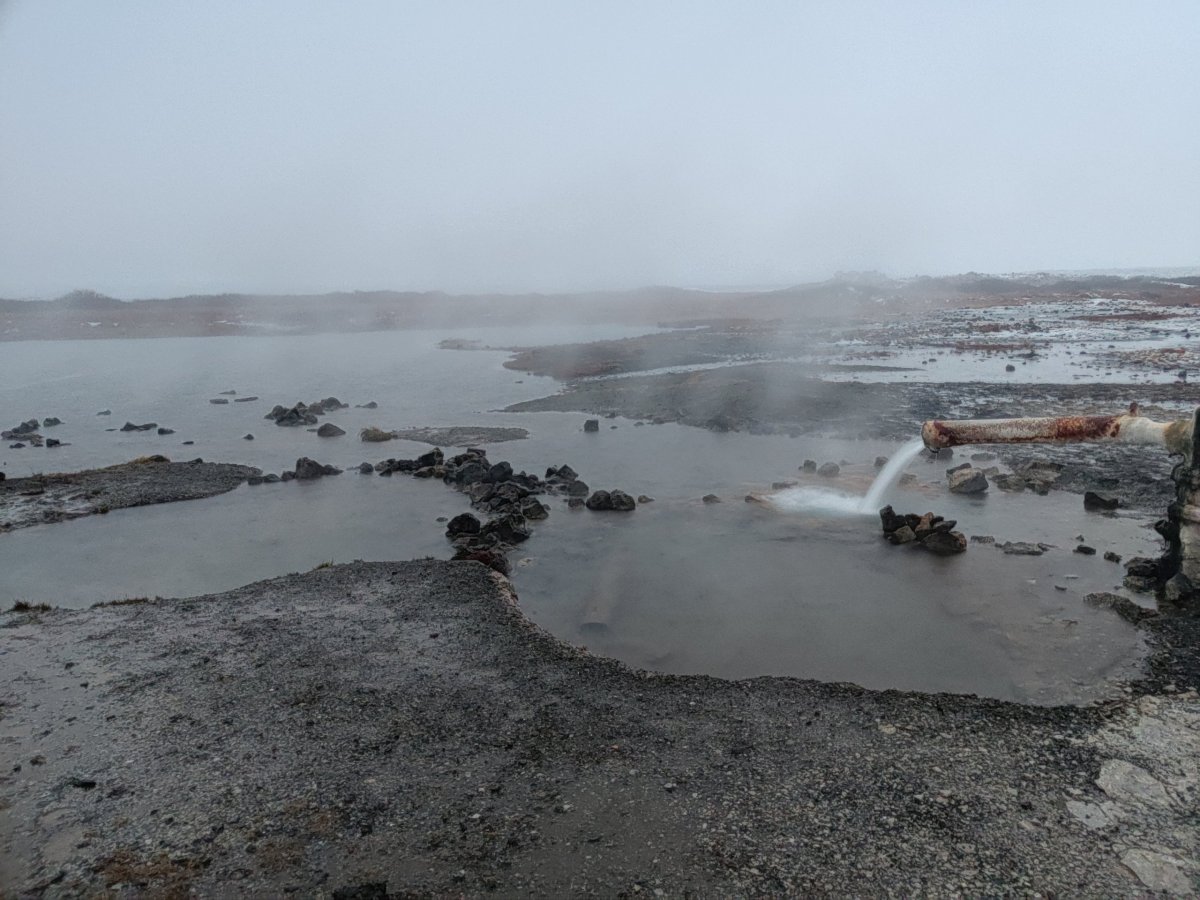 I taková opuštěná jezírka s teplou vodou můžete na Islandu najít, ale nám se dovnitř nechtělo, protože bylo poměrně mělké a bahn
