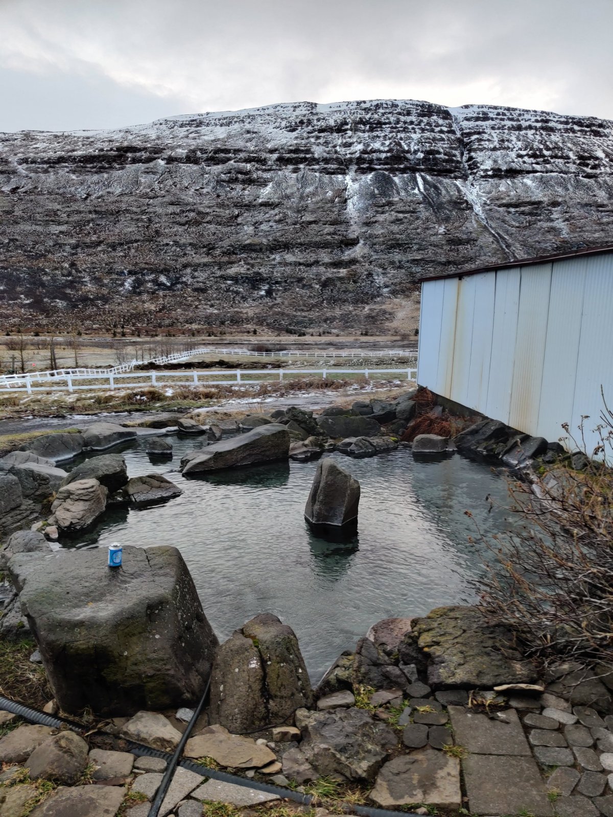 Toto termální jezírko jsme měli v kempu Heydalur na Westfjordech