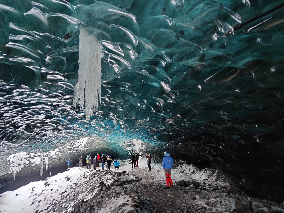 Ledovcová jeskyně a mraky turistů