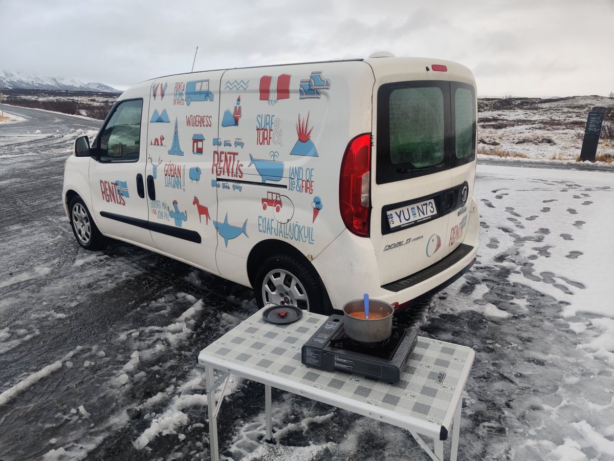 Naše auto zachycené při našem skromném obědě