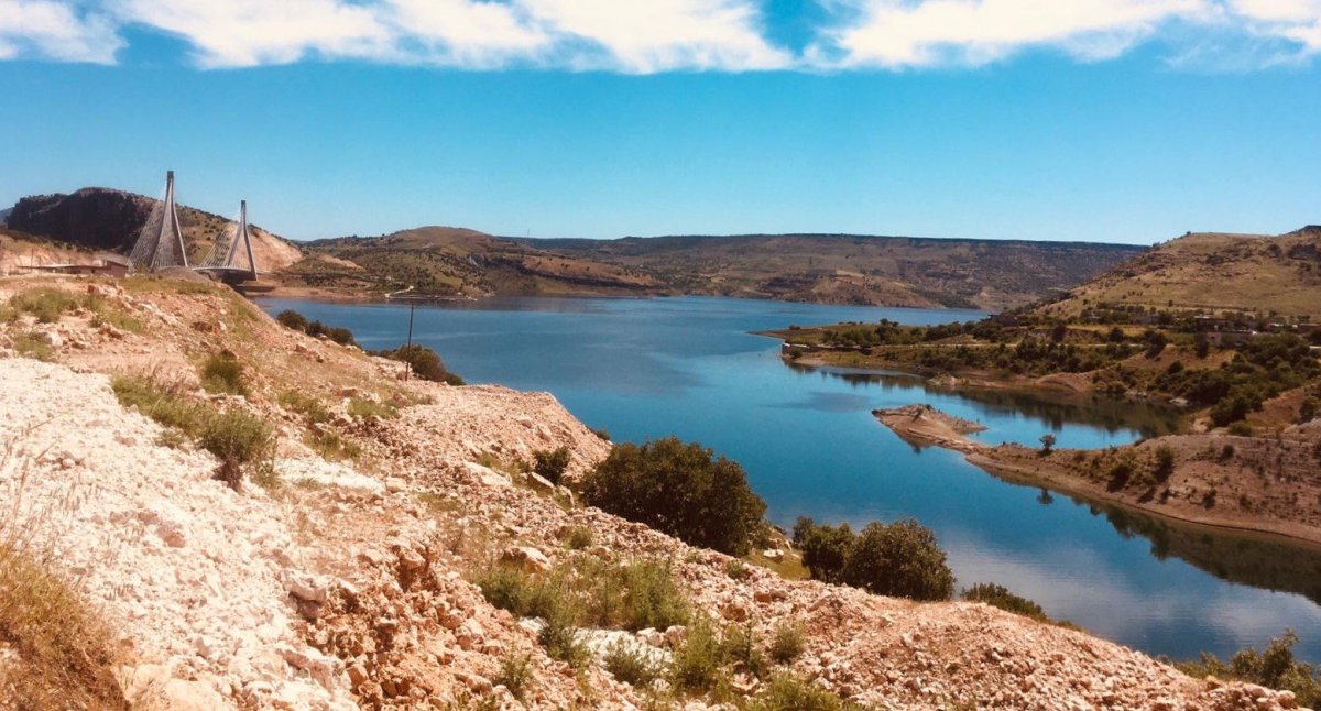 Cesta na jih - jedna z přehrad na Eufratu
