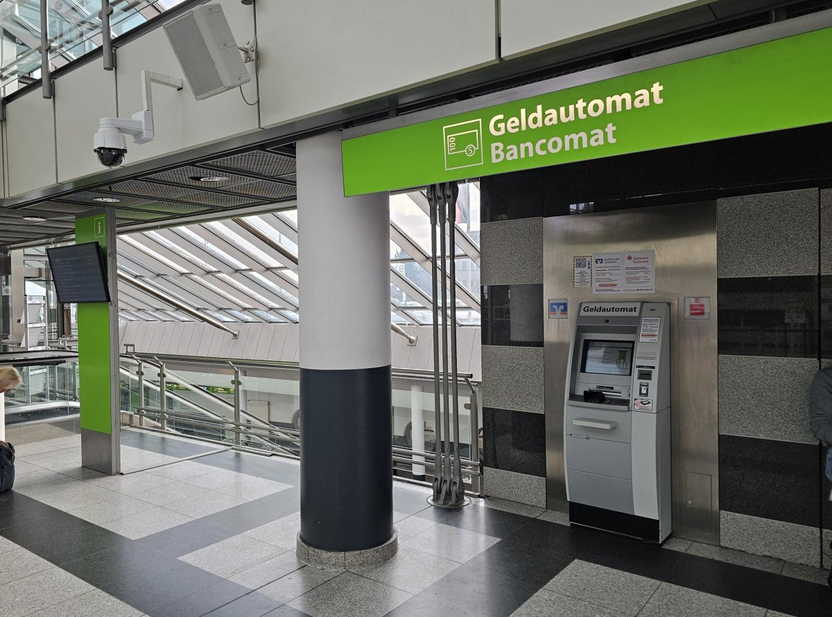 Bankomat v odletové hale